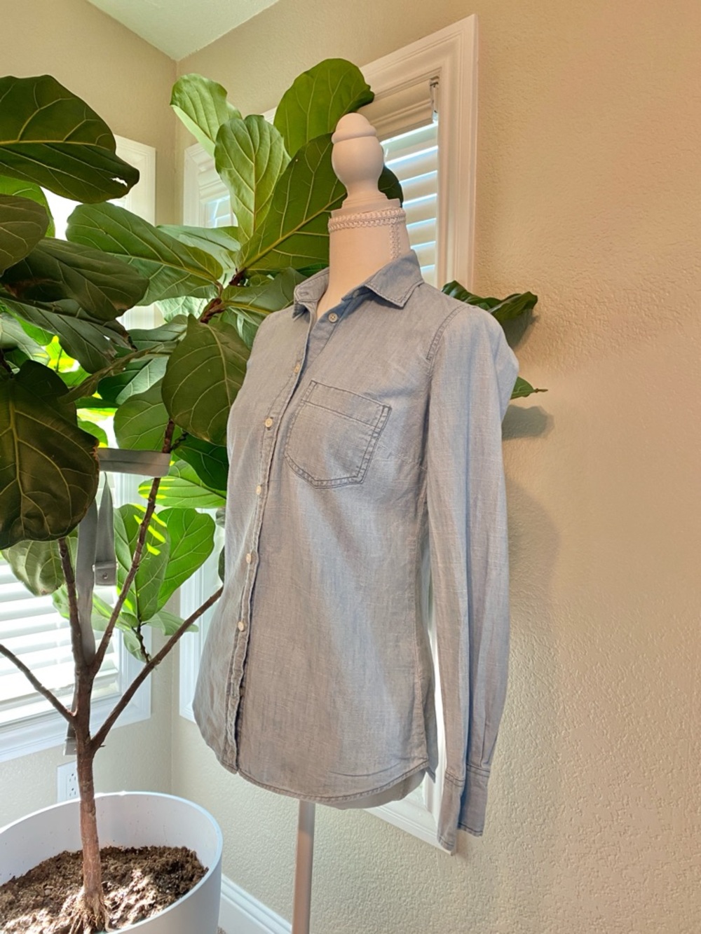 ๐ผ J.Crew Chambray Button Down Shirt XXS | Light Blue Classic Capsule Wardrobe - Picture 4 of 11